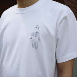 メカネをかけた男が左胸と襟にいるTシャツ 1枚目の画像