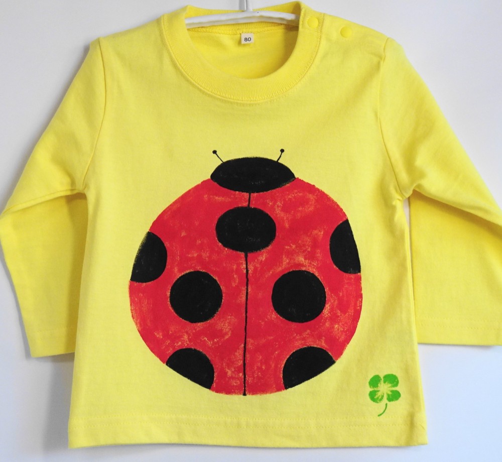てんとう虫がかわいく鮮やかな黄色のTシャツ - トップス