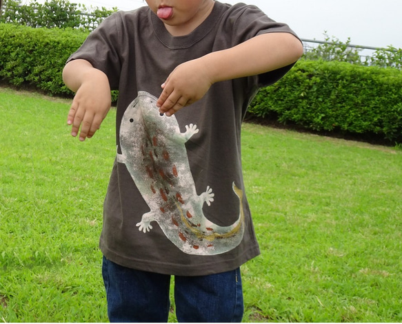 川の生き物・オオサンショウウオ・手描きキッズTシャツ・名前入れ 1枚目の画像