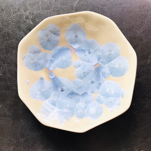 京都の手描きで 有名な陶あんの小皿３枚セットです 今日は京都の陶あん窯の結晶釉の器をご紹介します。 釉薬に含ま