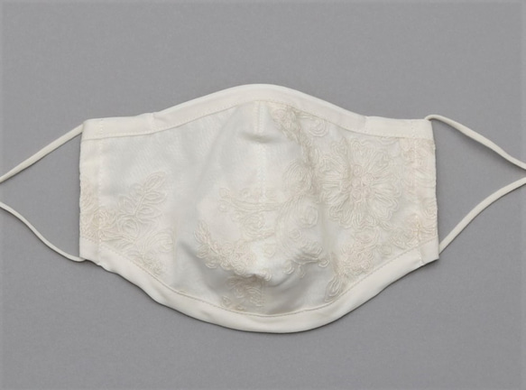 コードレース刺繍　清らかさが際立つベージュ色　布マスク　有料フィルターポケット 2枚目の画像