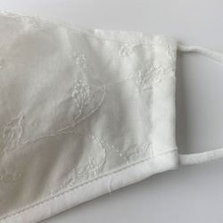 春柄刺繍の綿レース　白Ver.　布マスク　有料フィルターポケット 3枚目の画像