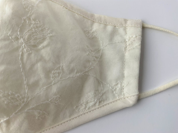 春柄刺繍の綿レース　ベージュVer.　布マスク　有料フィルターポケット 3枚目の画像