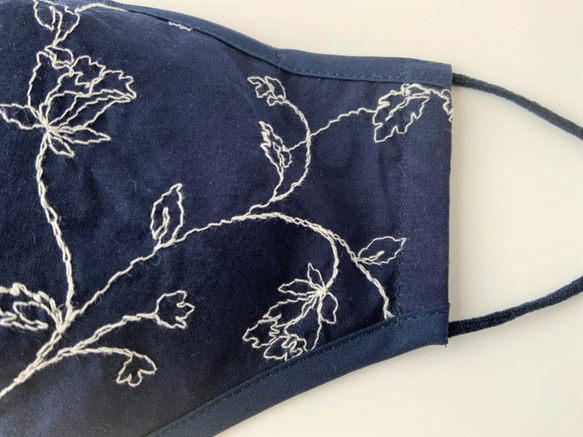 春柄刺繍の綿レース　ネイビーVer.　布マスク　有料フィルターポケット 3枚目の画像