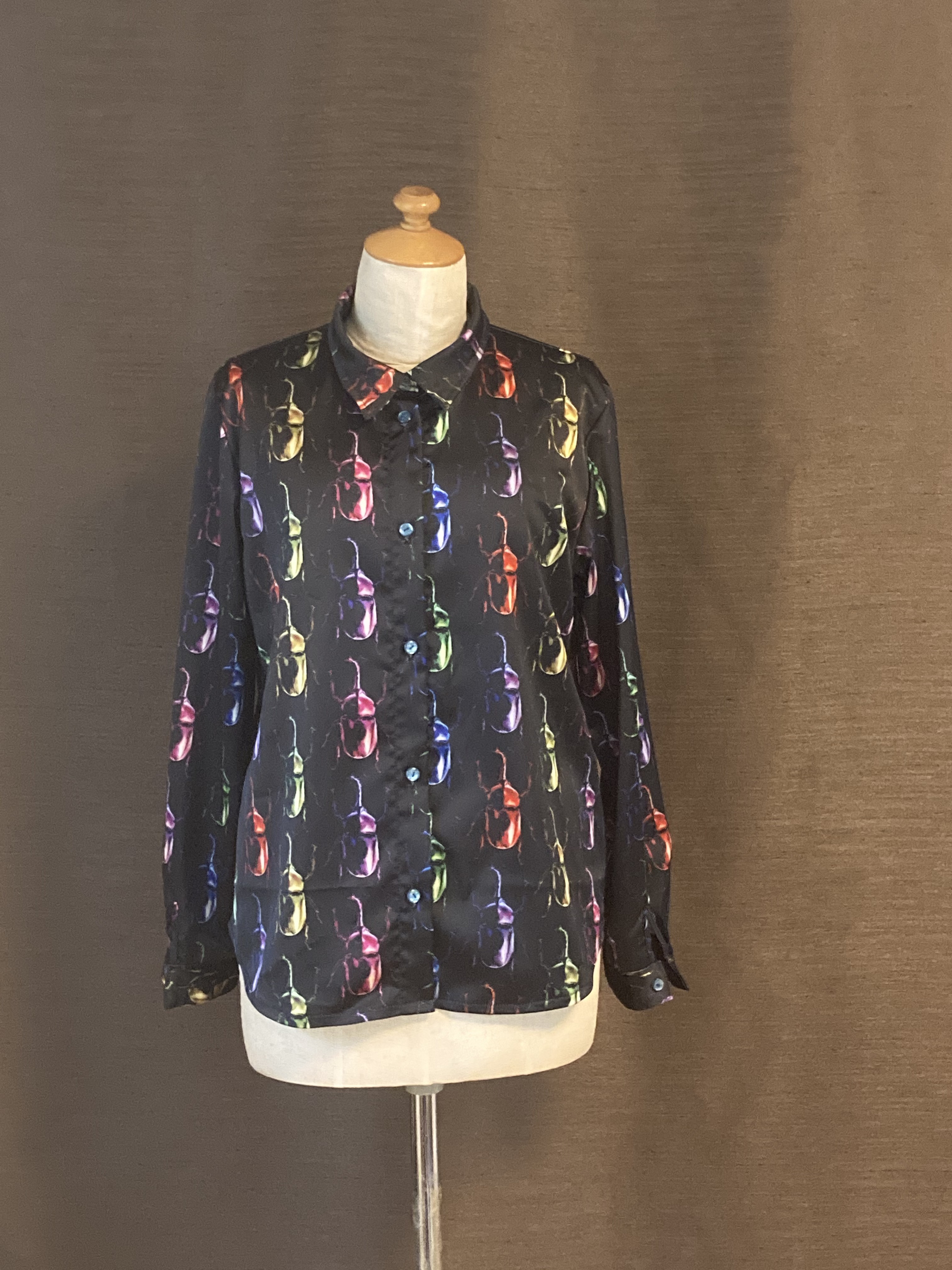 値下げ よく見たらカブトムシ柄だよ、このシャツ