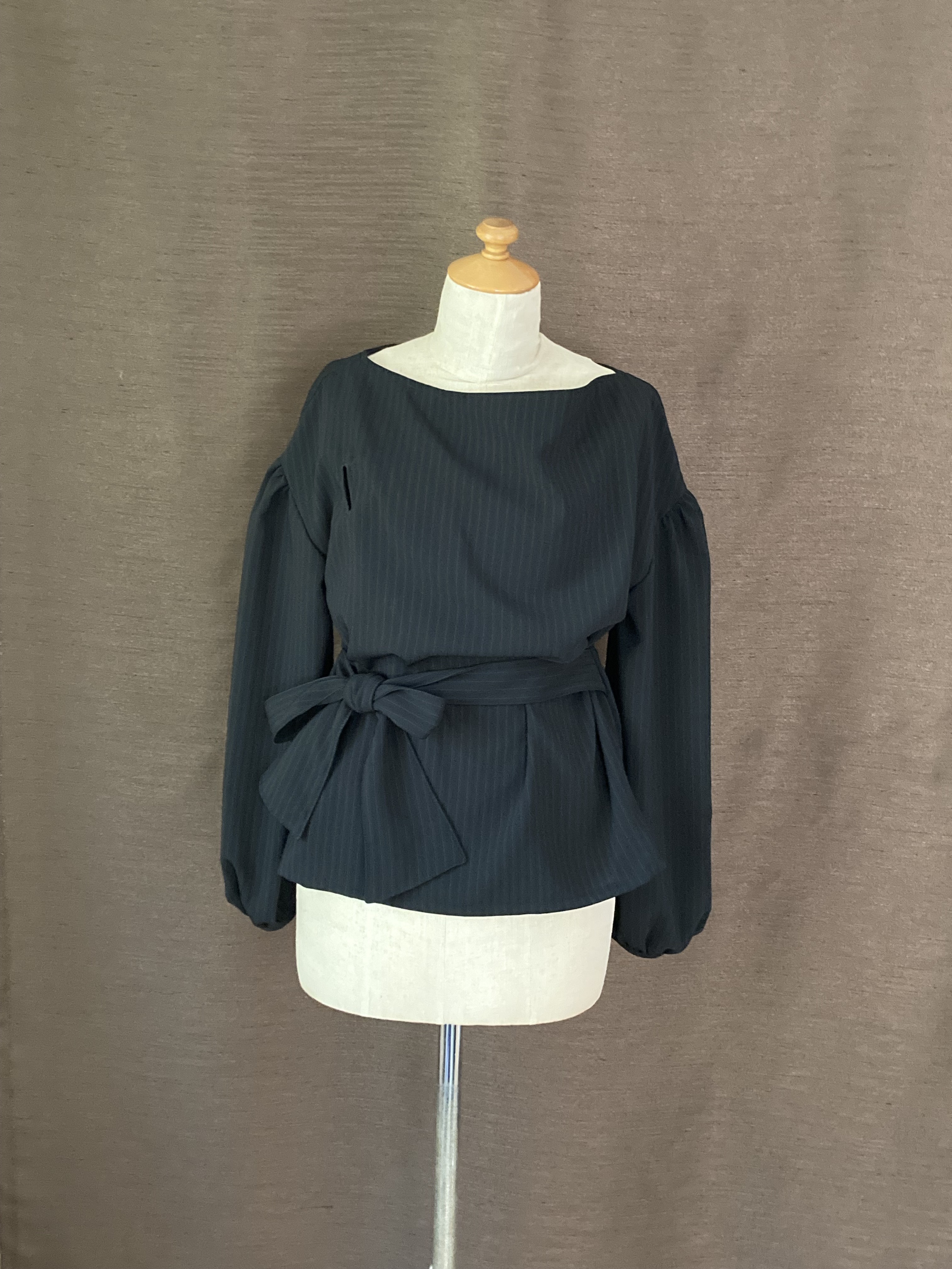 気分で雰囲気変えられる、結ぶブラウス