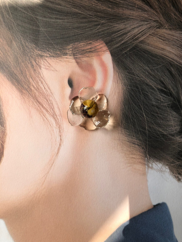 アンティークドライフラワーと立体クリアフラワーの耳飾り　金具選択可 1枚目の画像