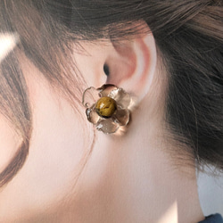 アンティークドライフラワーと立体クリアフラワーの耳飾り　金具選択可 2枚目の画像