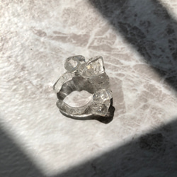 水晶のイヤーカフ 2枚目の画像