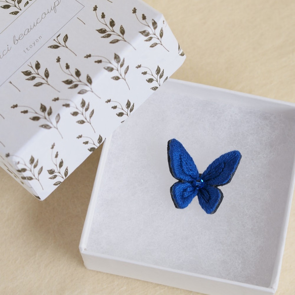 立体刺繍｜青い蝶のピンブローチ 7枚目の画像
