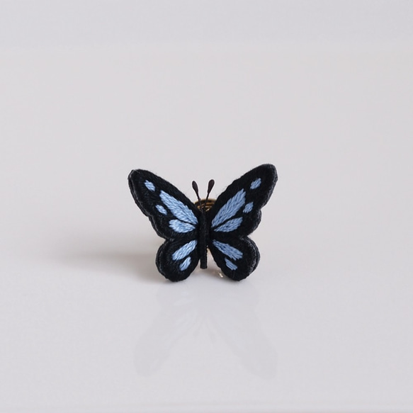 立体刺繍｜ちいさな蝶のピンブローチ 3枚目の画像