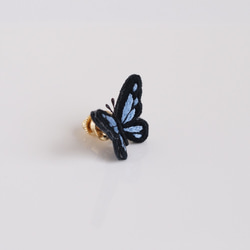 立体刺繍｜ちいさな蝶のピンブローチ 4枚目の画像