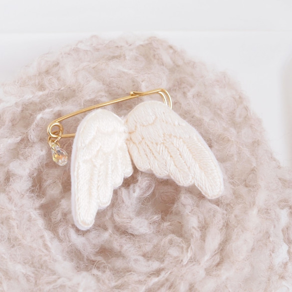 立体刺繍｜天使の羽 ブローチ（淡いイエロー） 1枚目の画像