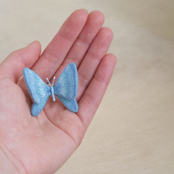 立体刺繍｜蝶のブローチ（アンティークブルー） 8枚目の画像