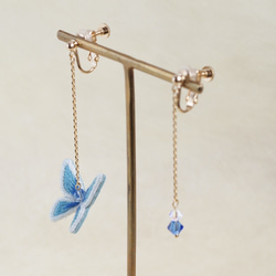 立体刺繍｜ゆれる蝶のイヤリング（ピアス変更可）（10 ブルー） 2枚目の画像