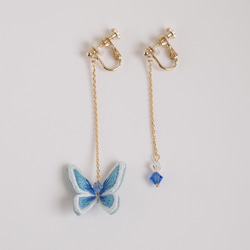 立体刺繍｜ゆれる蝶のイヤリング（ピアス変更可）（10 ブルー） 3枚目の画像