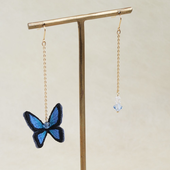 立体刺繍｜ゆれる蝶のピアス（イヤリング変更可）（11 ブルー×ブラック） 3枚目の画像