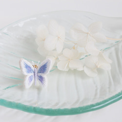 立体刺繍｜ちいさな蝶のピンブローチ〈紫陽花〉 1枚目の画像