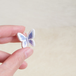 立体刺繍｜ちいさな蝶のピンブローチ〈紫陽花〉 2枚目の画像