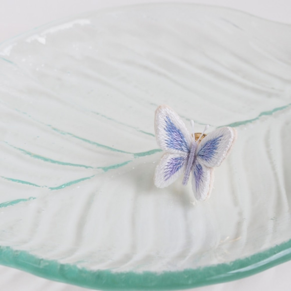 立体刺繍｜ちいさな蝶のピンブローチ〈紫陽花〉 4枚目の画像