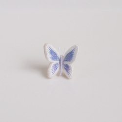 立体刺繍｜ちいさな蝶のピンブローチ〈紫陽花〉 5枚目の画像