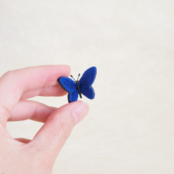 立体刺繍｜ちいさな蝶のピンブローチ〈瑠璃色〉｜Creema限定カラー 2枚目の画像