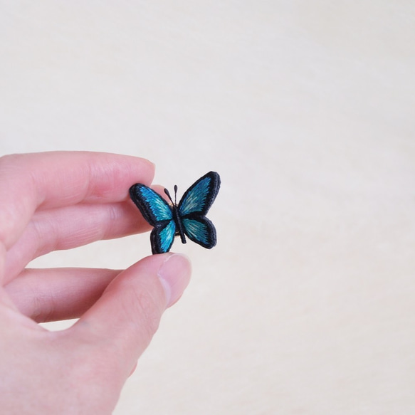 立体刺繍｜ちいさな蝶のピンブローチ〈ミドリ〉 2枚目の画像