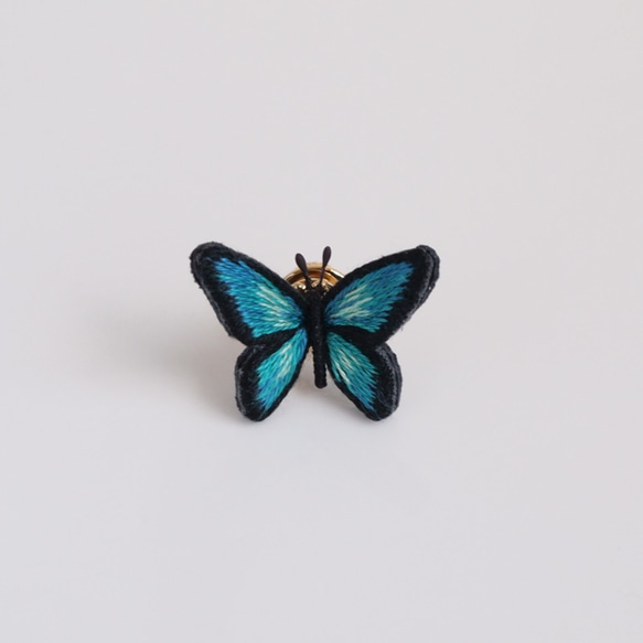 立体刺繍｜ちいさな蝶のピンブローチ〈ミドリ〉 4枚目の画像