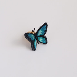 立体刺繍｜ちいさな蝶のピンブローチ〈ミドリ〉 5枚目の画像