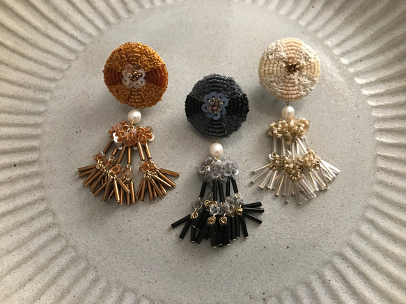 ビーズ刺繍耳飾り（イヤリング）白 3枚目の画像