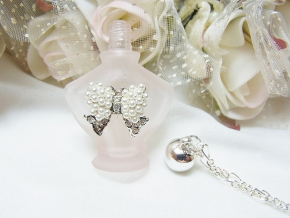 香水瓶ネックレス　アロマオイル 中蓋付き　香水　ピンクリボンシルバー 2枚目の画像