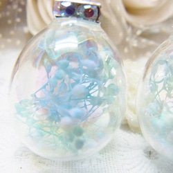 ガラスドーム かすみ草 ロンデル加工チャーム　オーロラ卵型　 4枚目の画像