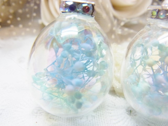 ガラスドーム かすみ草 ロンデル加工チャーム　オーロラ卵型　 4枚目の画像