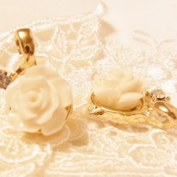 白バラ　ラインストーン付きパーツ 3枚目の画像