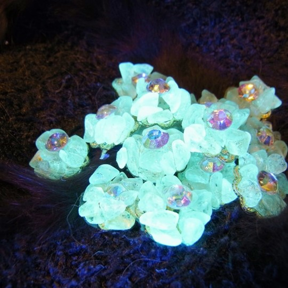 水晶さざれ　夜光る粒　透かしパーツ　ビジュー加工　ブルー 1枚目の画像