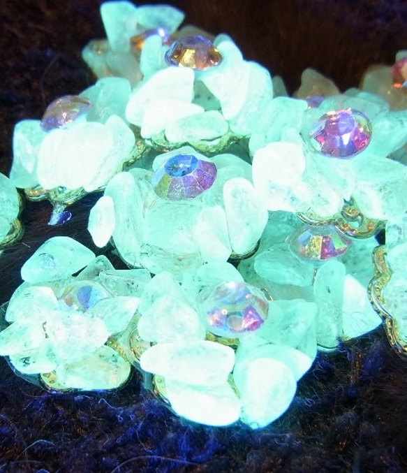 水晶さざれ　夜光る粒　透かしパーツ　ビジュー加工　ブルー 3枚目の画像
