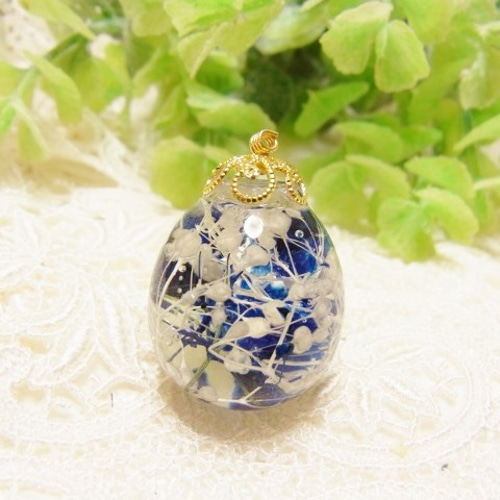 ガラスドーム たまご型かすみ草 ハーバリウム加工パーツ 白紺 チャーム