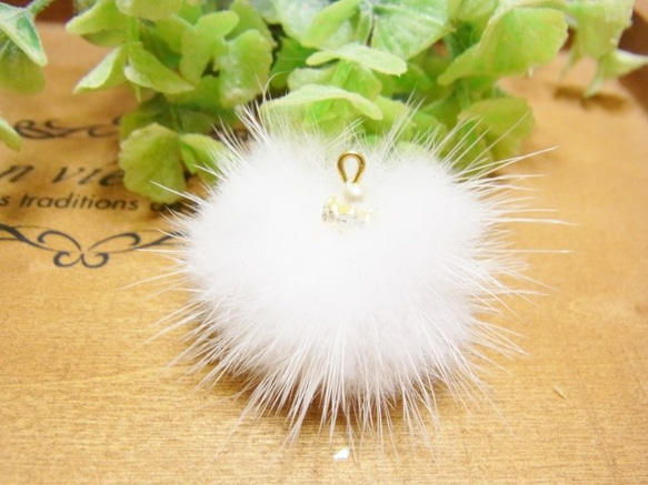 ミンクファー高品質　パール＆ロンデル加工パーツ ホワイト 1枚目の画像