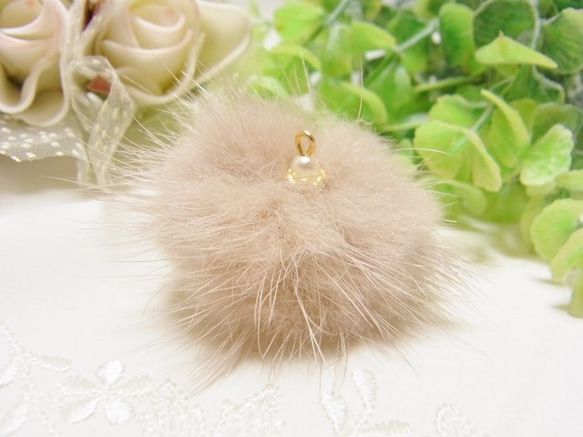 ミンクファー高品質　パール＆ロンデル加工パーツ 　グレージュ 1枚目の画像