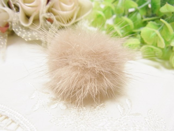 ミンクファー高品質　パール＆ロンデル加工パーツ 　グレージュ 4枚目の画像