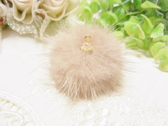 ミンクファー高品質　パール＆ロンデル加工パーツ 　グレージュ 5枚目の画像