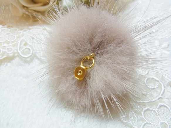 ピアスキャッチ　ミンクファー高品質　  グレージュ 1枚目の画像