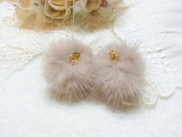 ピアスキャッチ　ミンクファー高品質　  グレージュ 2枚目の画像