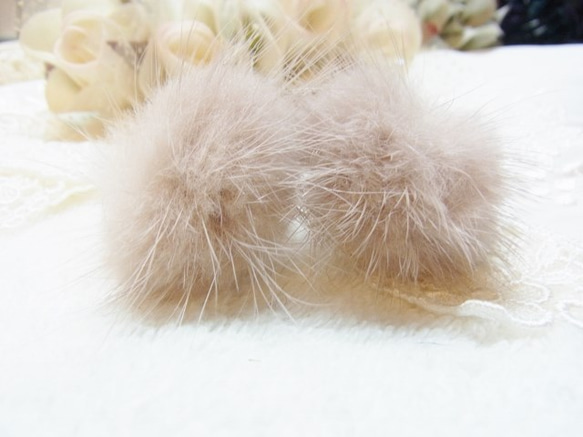 ピアスキャッチ　ミンクファー高品質　  グレージュ 4枚目の画像