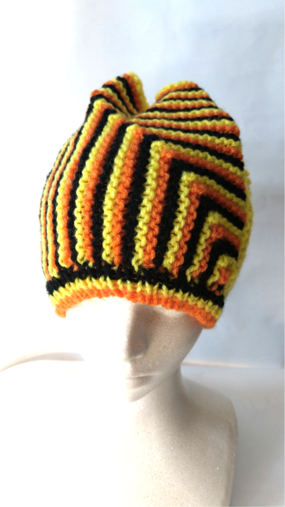 個性輝く　ニット帽子　ハンドメイド　（イエロー　オレンジ　ブラック　3カラー使用） 1枚目の画像