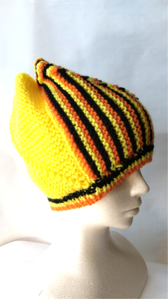個性輝く　ニット帽子　ハンドメイド　（イエロー　オレンジ　ブラック　3カラー使用） 4枚目の画像