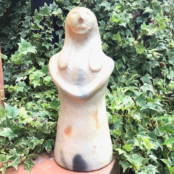 セジュナンの土器　穏やかにそして優し気に祈る母の像 