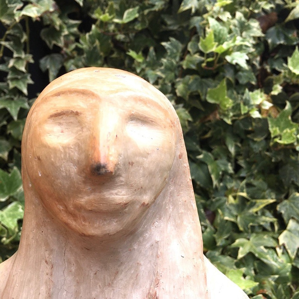 セジュナンの土器　穏やかにそして優し気に祈る母の像 