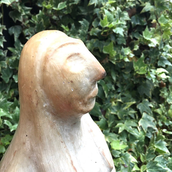 セジュナンの土器　穏やかにそして優し気に祈る母の像 