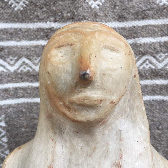 セジュナンの土器　穏やかにそして優し気に祈る母の像 